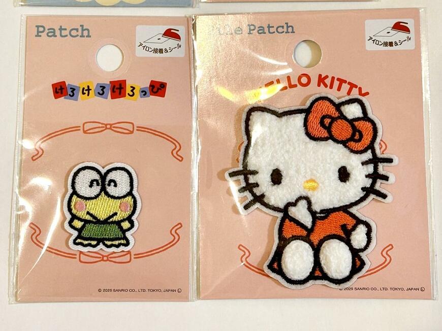 ワッペン(けろけろけろっぴ)(写真左)・パイルワッペン(ハローキティ)(写真右)