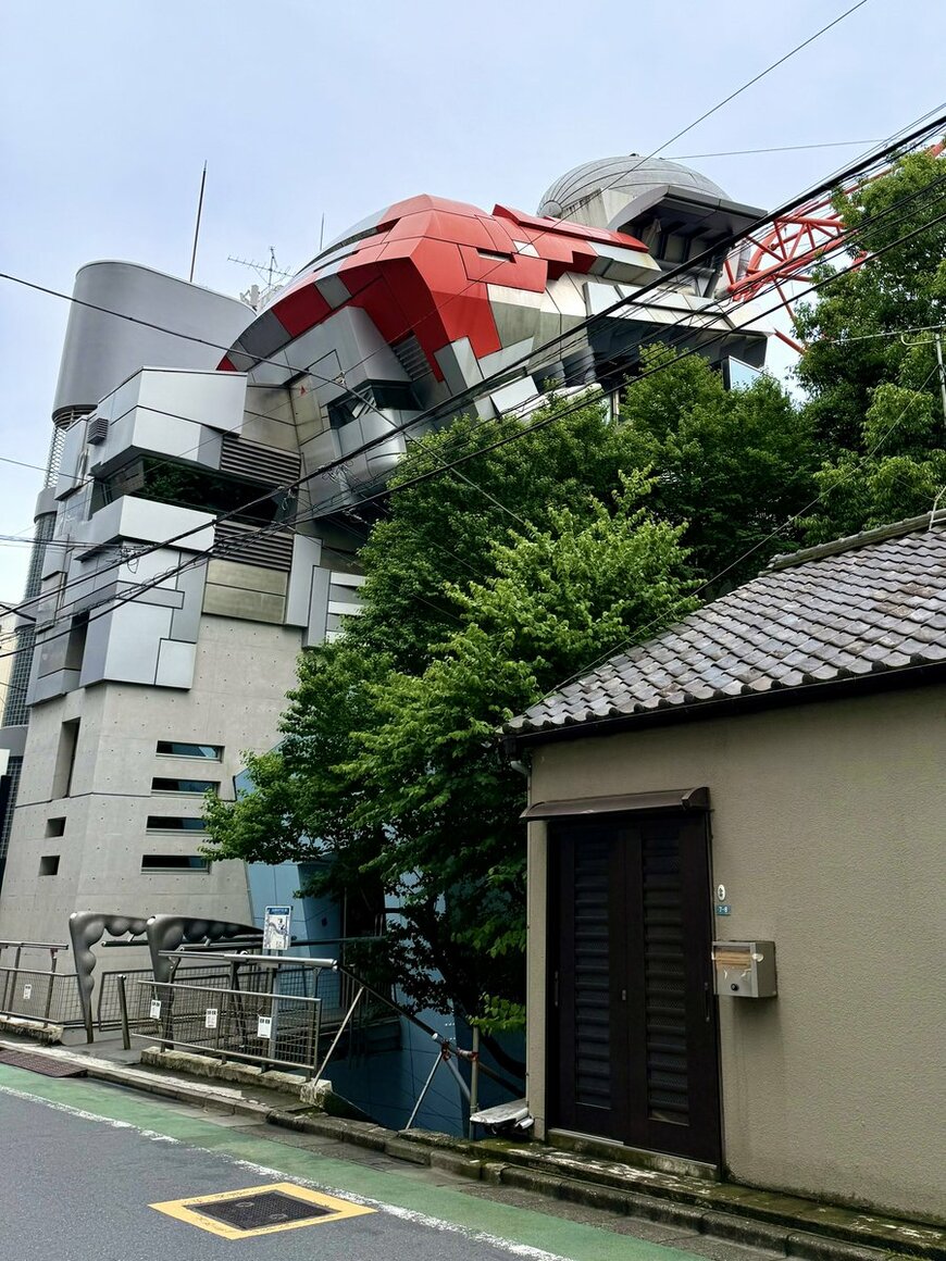 ロボットのような建物