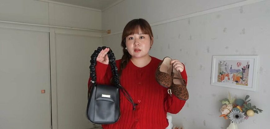 バッグとヒョウ柄の靴を手に持って紹介