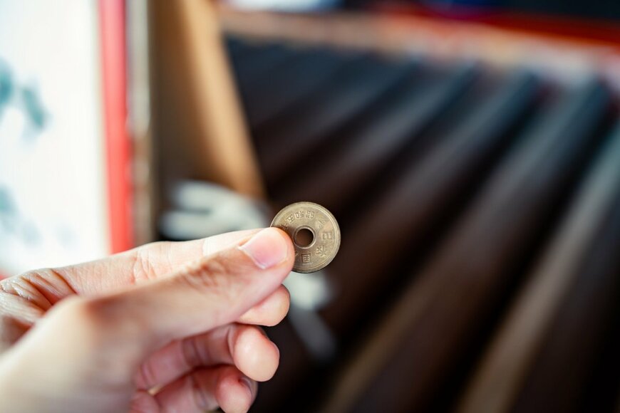 五円玉とお賽銭箱のイメージ