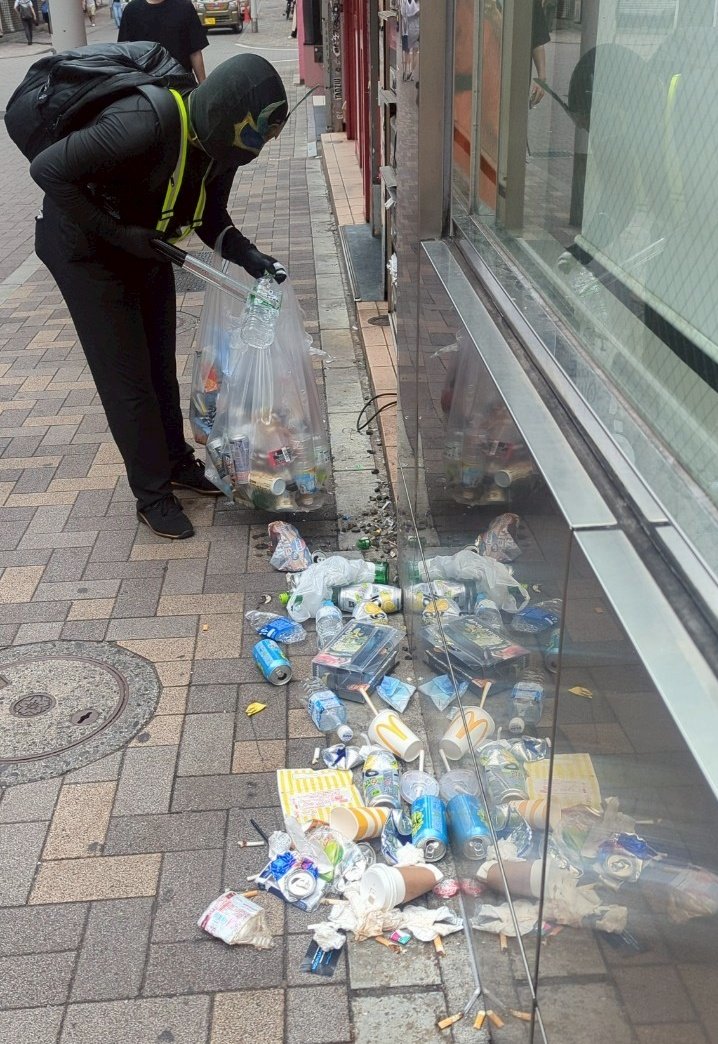 渋谷にゴミとして溜まる空き缶やペットボトル