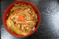 吉野家の株主で「毎日牛丼を食べる人」は何パーセントなのか。まさかの8割が「株価関係なく持ち続ける」。優待の使い方も紹介
