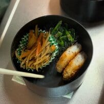 【夫弁当】丸いお弁当箱が可愛い！〈エビシューマイ〉や〈白身魚フライ〉が詰まった「2段弁当」の上手な詰め方に注目！