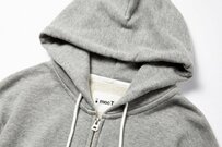 「杢グレー」のパイオニア。適正価格のパーカー、スウェット、Tシャツをピックアップ