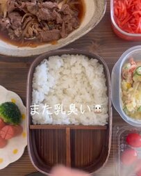 【自分へのお弁当】牛丼たっぷり！彩り豊かなおかずも美味しそう！ラップを敷いた心遣いも嬉しいと話題