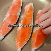 【のっけ弁当】蒸し焼きにした焼き鮭が乗ったボリューム満点なお弁当が話題！　充実の副菜で彩り豊かで、美しく盛り付けられたお弁当に見惚れてしまう