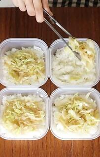 【のっけ弁当】「ご飯が止まらないウインナー炒め」が主役！キャベツとゆで卵を重ねて、仕切りなしで4つ一気に完成