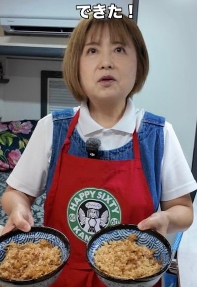 車内で完成した蟹飯を披露する様子