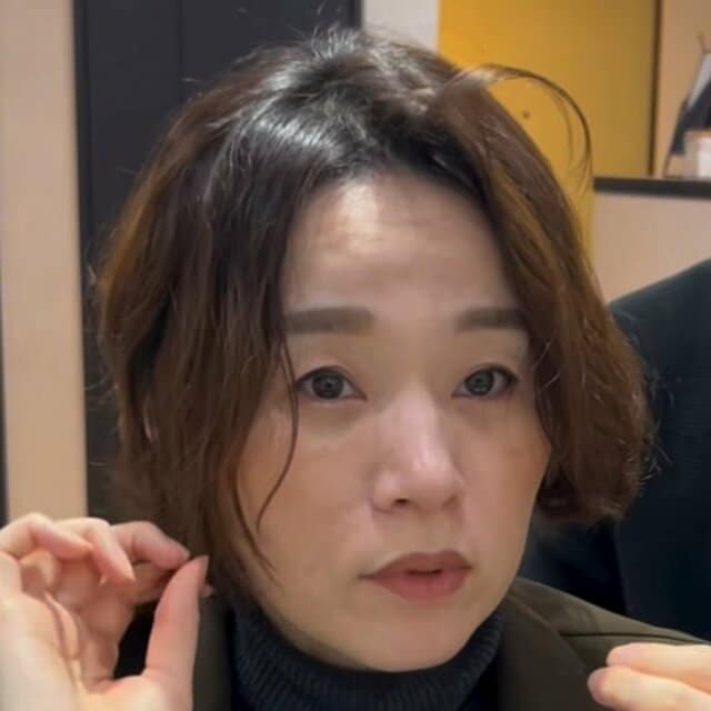 前髪のうねりに悩む女性がショートヘアでおしゃれにイメチェン。「めっちゃ気に入りました！」