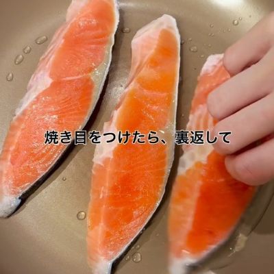 【のっけ弁当】蒸し焼きにした焼き鮭が乗ったボリューム満点なお弁当が話題！　充実の副菜で彩り豊かで、美しく盛り付けられたお弁当に見惚れてしまう