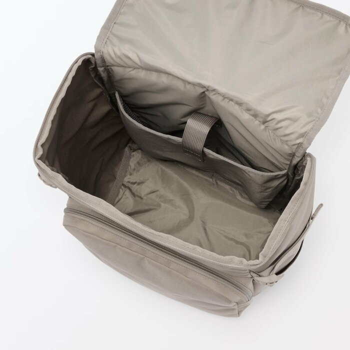 肩にかかる荷重が肩紐の幅全体にかかるよう設計されています