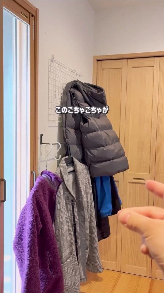 かさばる秋冬のアウターがすっきり！ピン留め金具と棚柱で「壁のアウター収納」に変身 耐荷重は20kg