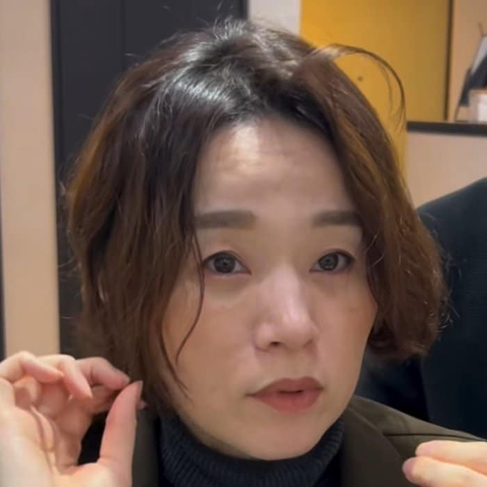 前髪のうねりに悩む女性がショートヘアでおしゃれにイメチェン。「めっちゃ気に入りました！」