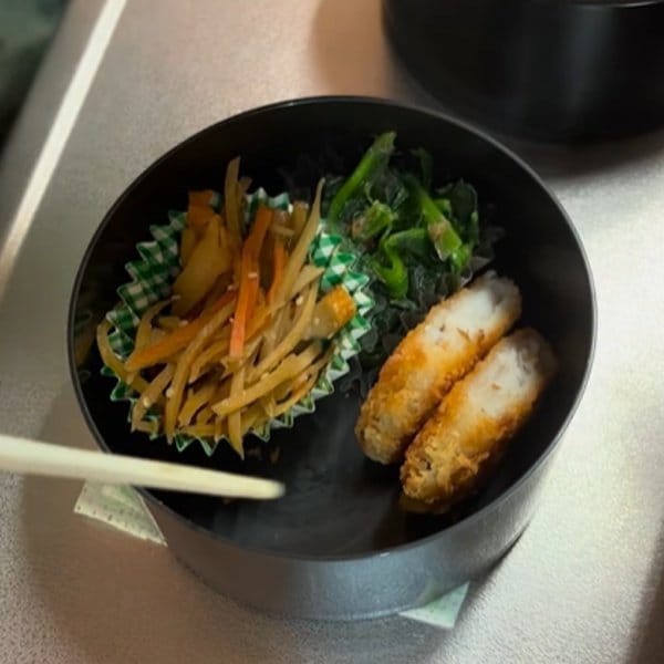 【夫弁当】丸いお弁当箱が可愛い！〈エビシューマイ〉や〈白身魚フライ〉が詰まった「2段弁当」の上手な詰め方に注目！