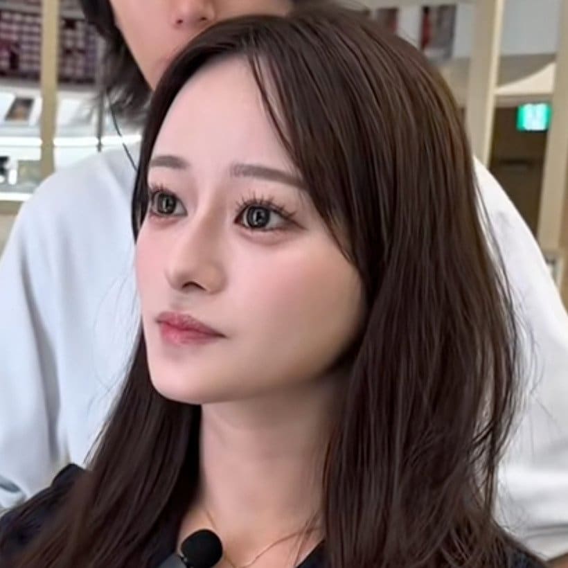 「まとまりが欲しい」と希望する女性が縮毛矯正に挑戦→大変身した姿に笑顔あふれる