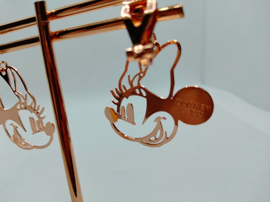 筆者撮影（ダイソー、ディズニーイヤリング）