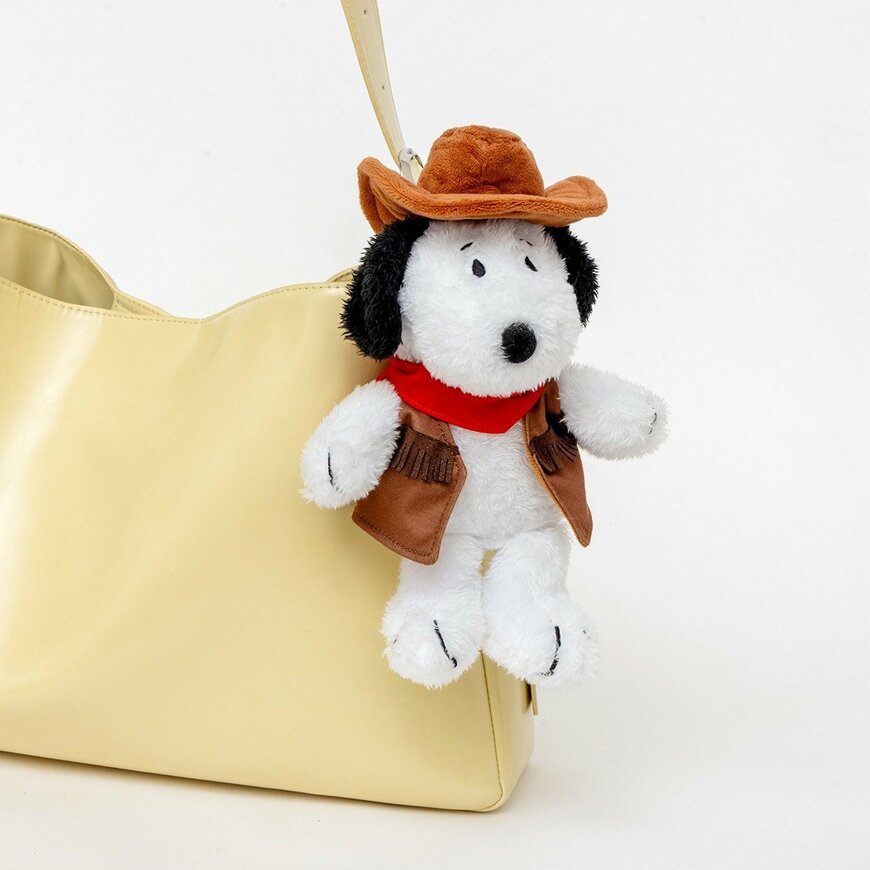 出所：株式会社ローソン　SNOOPY 2026 午 カウボーイスヌーピーのぬいぐるみポーチ BOOK