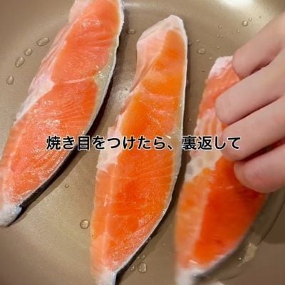 【のっけ弁当】蒸し焼きにした焼き鮭が乗ったボリューム満点なお弁当が話題！　充実の副菜で彩り豊かで、美しく盛り付けられたお弁当に見惚れてしまう