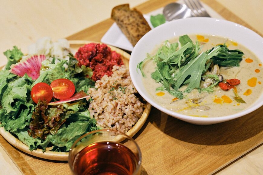 ゴボウとキノコの豆乳腸活スープ 1,500円税抜 （サラダ&デリ、玄米ご飯、ミニスイーツ、ドリンク付き）