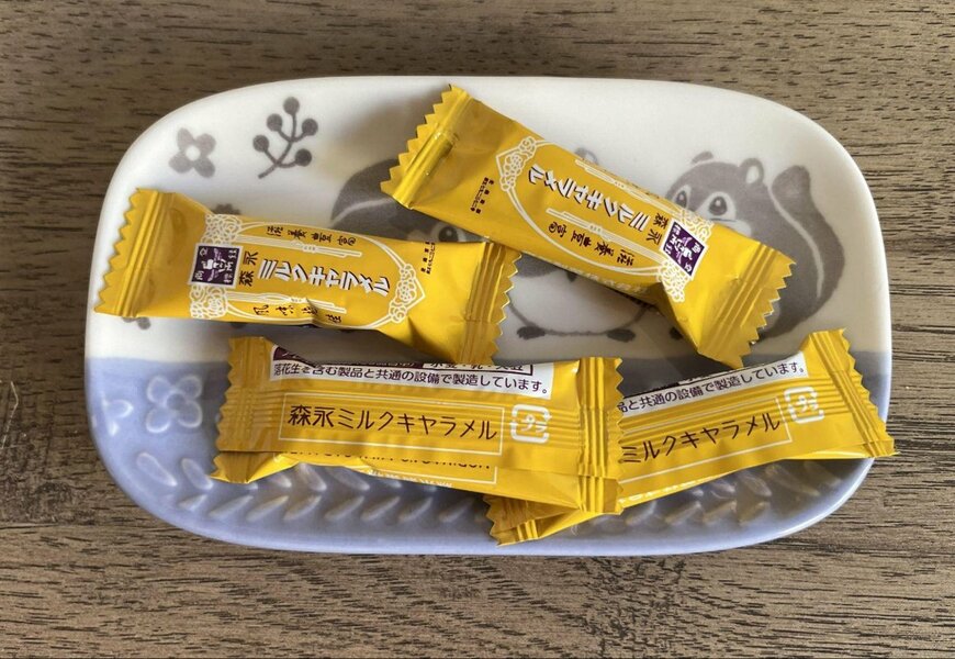 小皿に乗ったお菓子