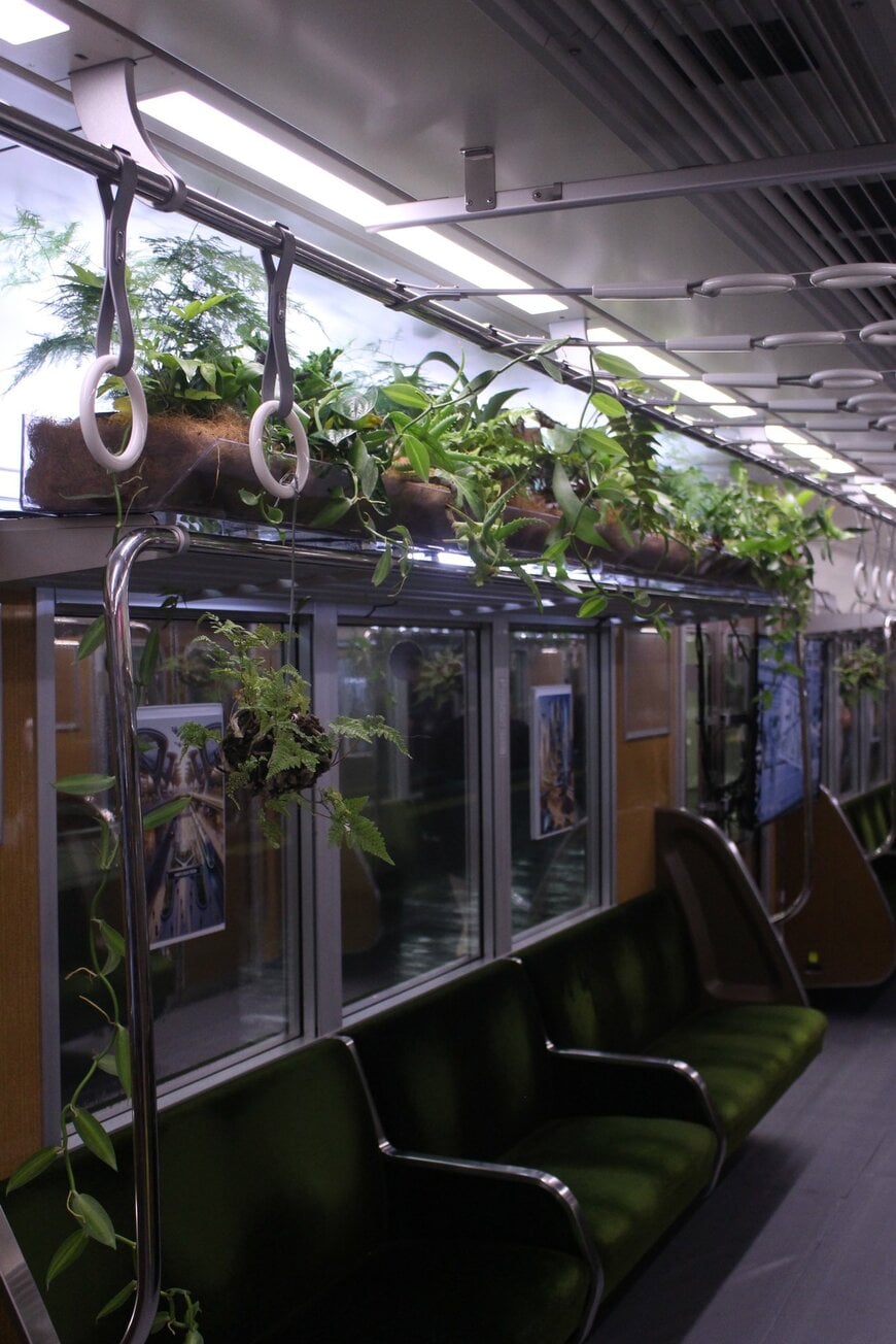 緑にあふれた阪急電車の車内