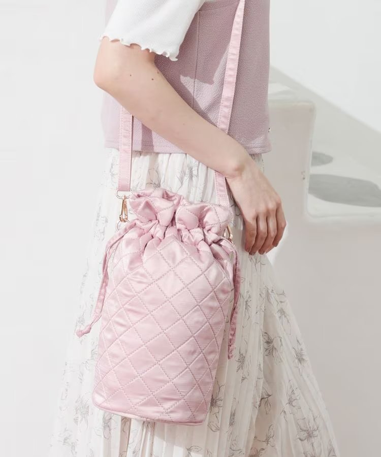 なかに入れた荷物が傷つきにくいよう、クッション入りのサテン素材を使用しているペンライトショルダー