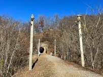 長野県の廃線跡に掲示された「意外な写真」　歴史を感じる1枚に「助かりますね」