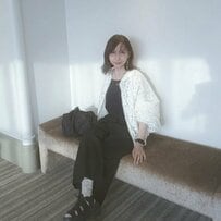 【66歳マダム】〈黒セットアップ×白ブルゾン〉で誕生日ディナーを彩る上品な“モノトーンコーデ”を披露！サンダル外しがハイセンス