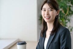 【60歳代おひとりさま】平均貯蓄額と中央値はいくら？厚生年金「月20万円以上」の割合は何パーセントか