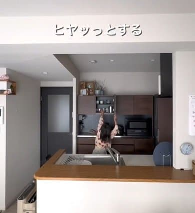 ちょっと使いにくい〈キッチンボードの扉収納〉　使いやすい〈引き出し収納〉にして子どもの「ヒヤッと」も解消