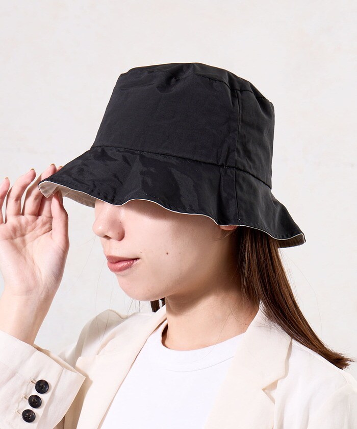 片面は淡いパステル調ので、もう片面はどんな服装にも合わせやすいブラック