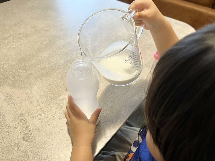 生クリームをいれている様子