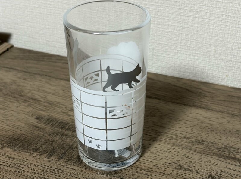 猫まみれのガラスコップがセリアに登場!昭和の放課後っぽいデザインに一目惚れ。遊び心が満載です