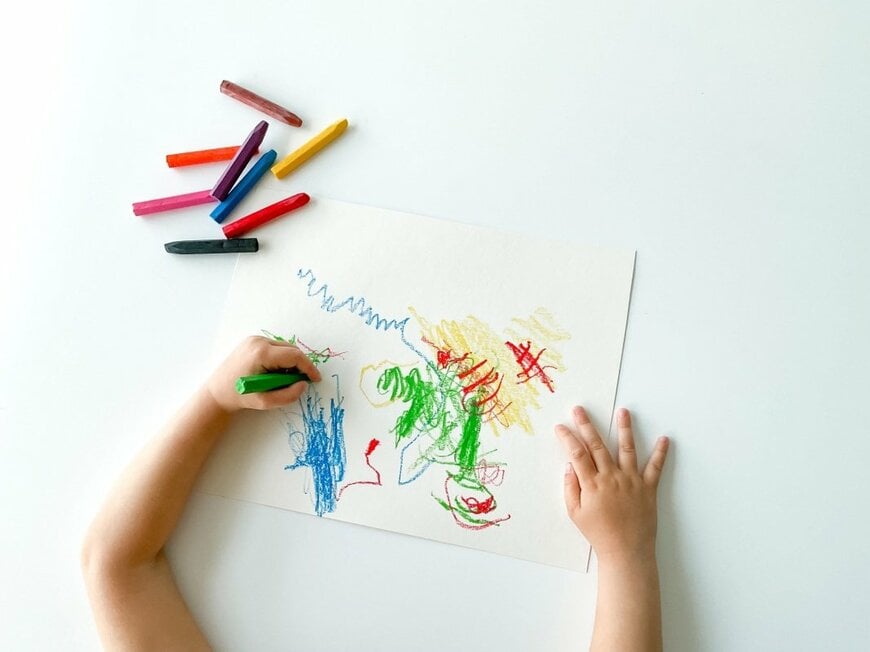 娘が「自宅で描いていた絵」に強烈な違和感　まさかの事態に「よく描けてるけど…」