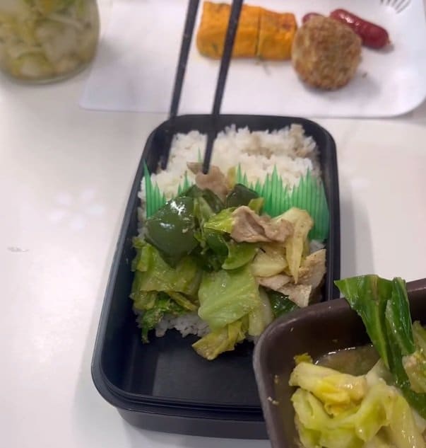育休中の母親が作る【豚とキャベツのごま味噌炒め弁当】　野菜たっぷりで食べ応えも抜群！