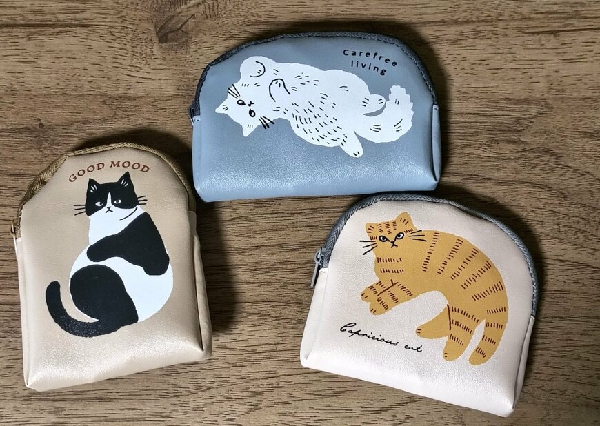 筆者撮影（セリア、合皮アーチ形ポーチ ねこ柄）
