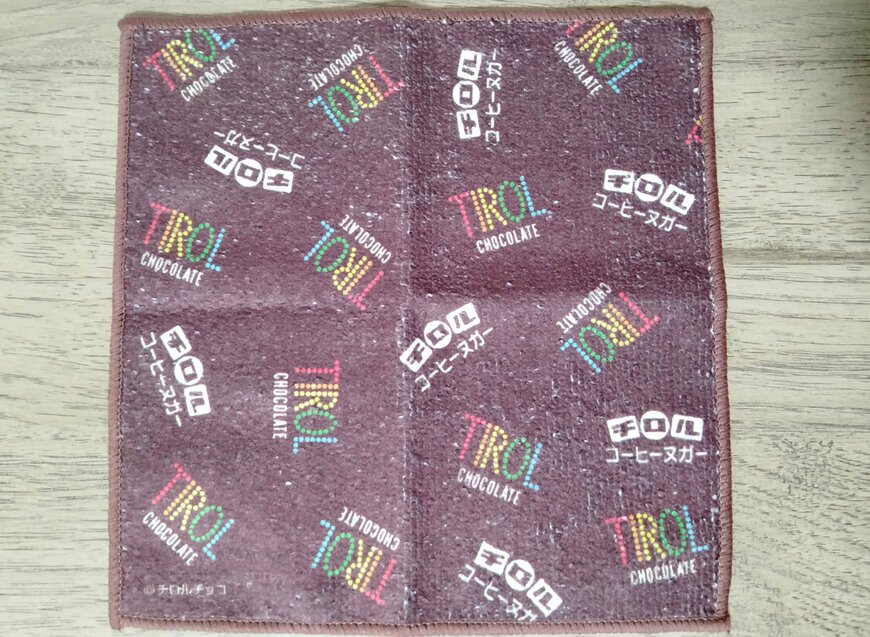 筆者撮影（セリア、チロルチョコ マイクロファイバーハンカチ）