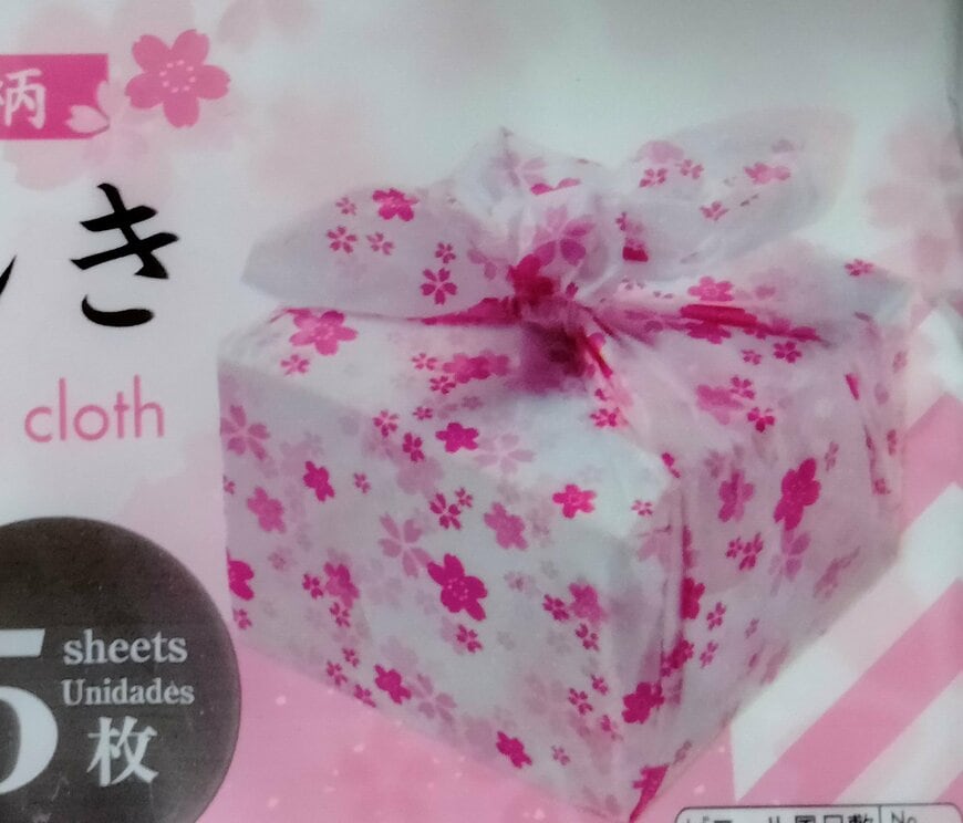 筆者撮影（ダイソー、ビニール 和柄風呂敷（さくら柄 5枚 90×90cm））