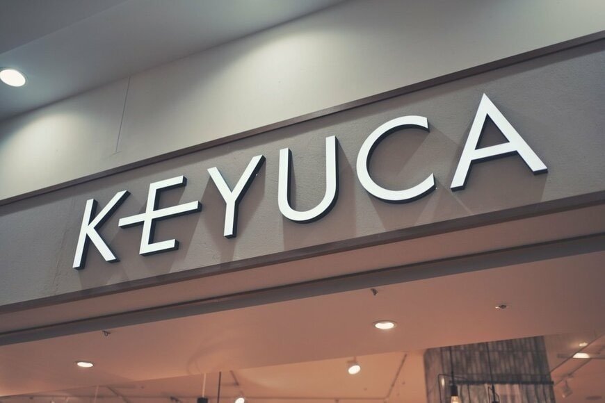 開くのも閉じるのもボタンひとつで楽ちん！KEYUCAの自動開閉〈折りたたみ傘〉が便利。しかも約205gと軽量です！