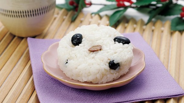 出所：ローソンストア100「【新商品情報】特大コロッケが目を引く「でかっ！高岡大仏コロッケ弁当」や初午の日にちなんだ「五目いなりおにぎり」などを続々と発売！」