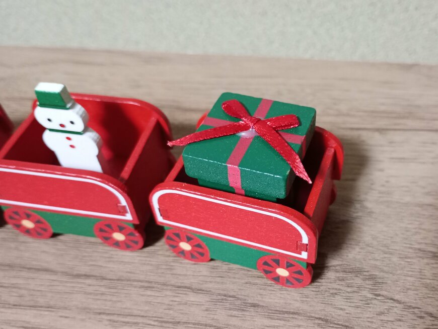 筆者撮影（ダイソー、クリスマス機関車（A））