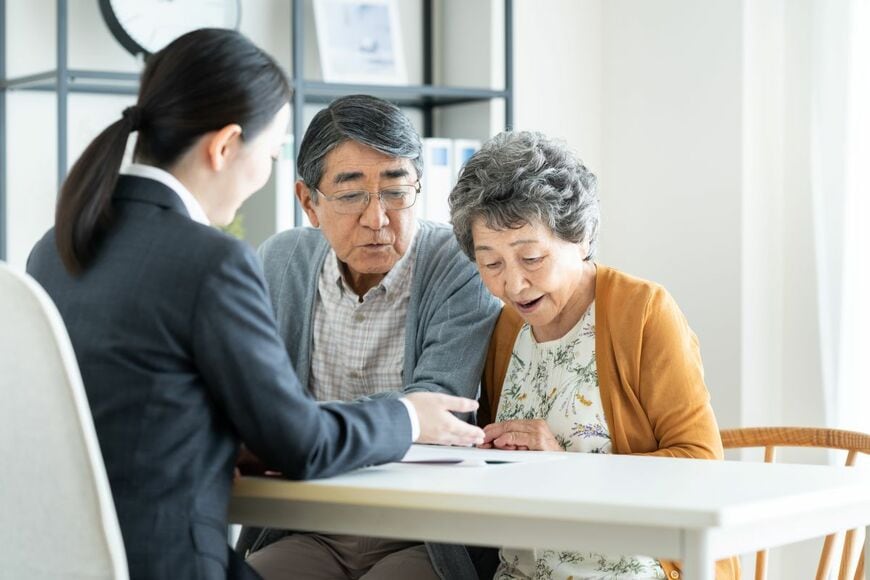 【年金制度改正】2026年度のモデル年金額は夫婦で23万円超！4つの改正ポイントと天引きされる税金をFPが解説