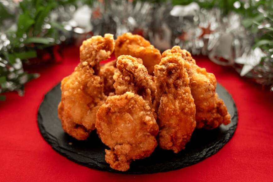                    特製クリスマスチキン骨付き骨なしMIX（出所：たまアリ△タウンクリスマスマーケット実行委員会）