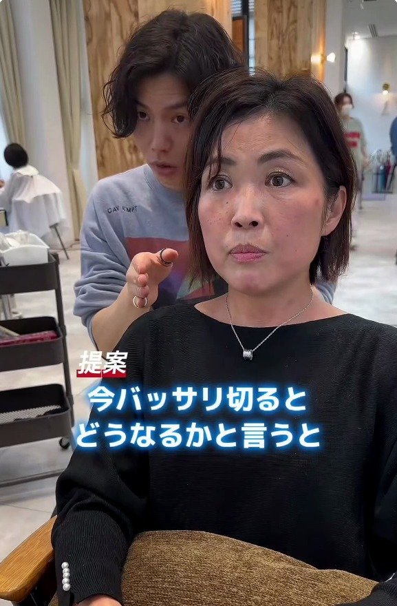 「今回は…お任せします」イメージ画像を持参した女性が、縮毛矯正とカットで女性らしいショートボブに