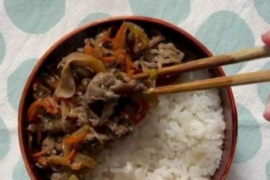 母が息子に作る「牛こまプルコギ弁当」がたまらない　肉がドンと乗った豪快な一品がおいしそう…