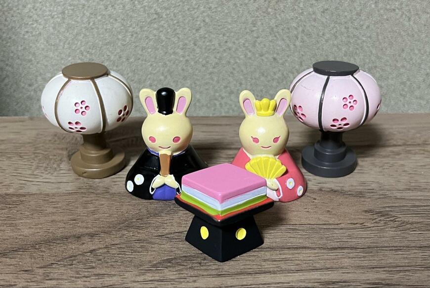 筆者撮影（セリア、ひな祭りマスコット うさぎ男雛・うさぎ女雛・ひな祭りマスコット ぼんぼり・ひな祭りマスコット ひし餅・桃の木）