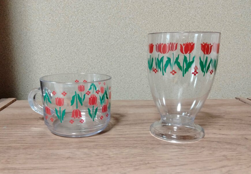 筆者撮影（セリア、クリアマグカップ 1P レトロフラワー・足つきクリアカップ 1P レトロフラワー）