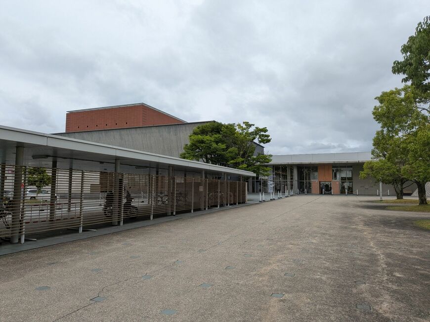 近くで見ると豆腐建築ではありません