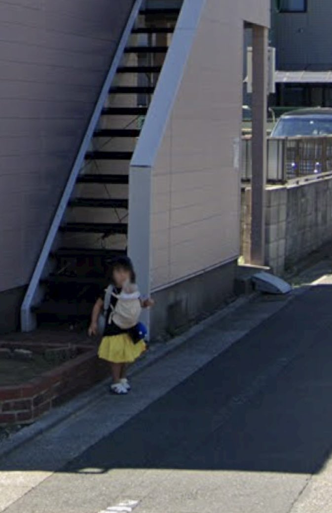 住宅街と女の子