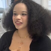 【大変身】強いくせ毛の女性が“人生初”の縮毛矯正！驚きの姿に「誰？ってくらい変わってる」と反響